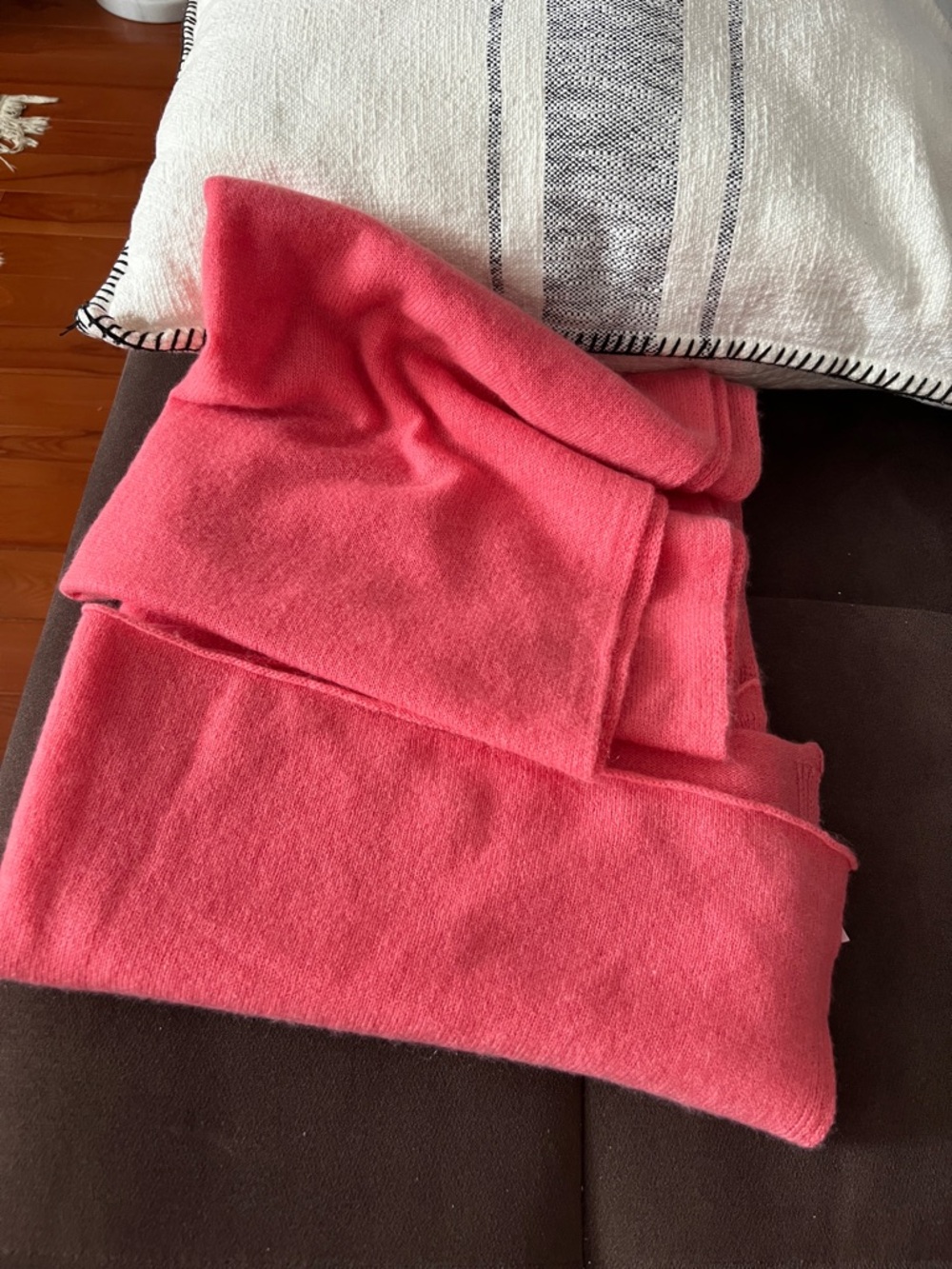 Calypso St. Barth  pink Cashmere  scarf. - Picture 3 of 3